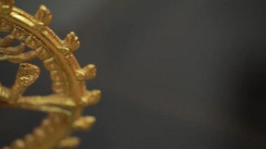 Geleneksel Hint heykeli tapınaktaki sunakta dans eden Şiva 'nın.