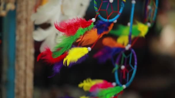 Indiano Tradizionale Colorato Dolce Dream Catchers Svolazzante Nel Vento Attirando — Video Stock