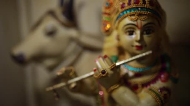 Красочная Фигура Индуистского Бога Кришны Играющего Флейте Господь Кришна Играет — стоковое видео