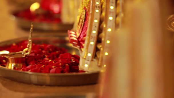 Huwelijksceremonie Traditioneel Indiaas Hindoe Huwelijk Ritueel Met Rode Bloemen Attributen — Stockvideo