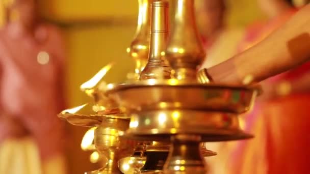 Ceremonia Ślubna Tradycyjny Indyjski Hinduski Rytuał Małżeński Czerwonymi Kwiatami Atrybutami — Wideo stockowe
