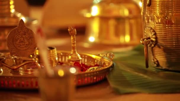 Ceremonia Ślubna Tradycyjny Indyjski Hinduski Rytuał Małżeński Czerwonymi Kwiatami Atrybutami — Wideo stockowe