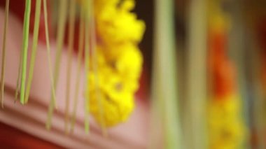 Düğün töreni, geleneksel Hintli evlilik ritüeli kırmızı çiçekler ve öznitelikler.