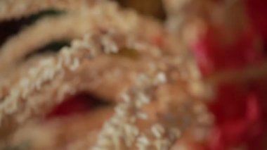 Düğün töreni, geleneksel Hintli evlilik ritüeli kırmızı çiçekler ve öznitelikler.