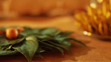 Düğün töreni, geleneksel Hintli evlilik ritüeli kırmızı çiçekler ve öznitelikler.