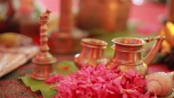 Hochzeitszeremonie Traditionelles Indisches Hindu Hochzeitsritual Mit Roten Blumen Und Attributen — Stockvideo