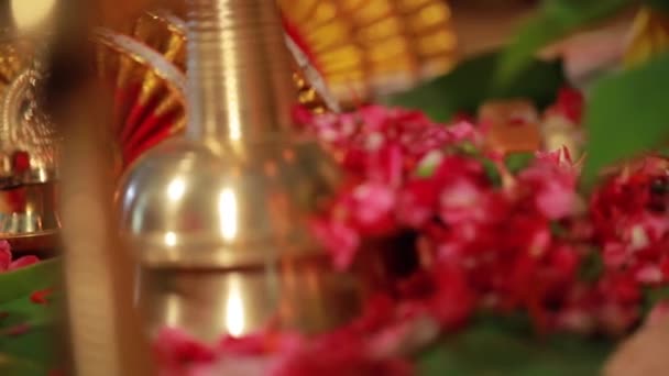 Hochzeitszeremonie Traditionelles Indisches Hindu Hochzeitsritual Mit Roten Blumen Und Attributen — Stockvideo