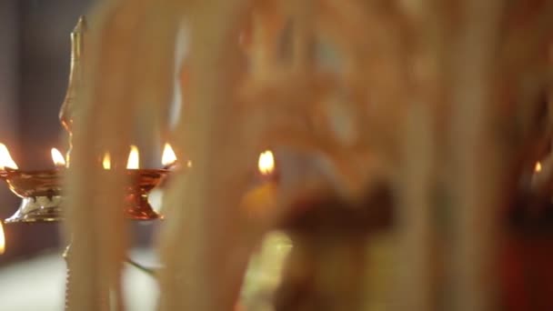 Hochzeitszeremonie Traditionelles Indisches Hindu Hochzeitsritual Mit Roten Blumen Und Attributen — Stockvideo