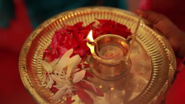 Cerimônia Casamento Ritual Casamento Hindu Tradicional Indiano Com Flores Vermelhas — Vídeo de Stock