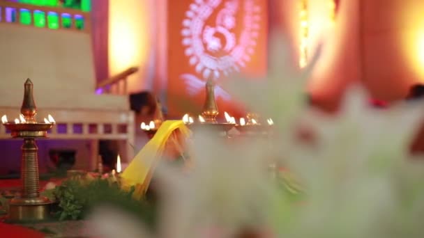 Ceremonia Boda Ritual Matrimonio Hindú Tradicional Con Flores Rojas Atributos — Vídeos de Stock