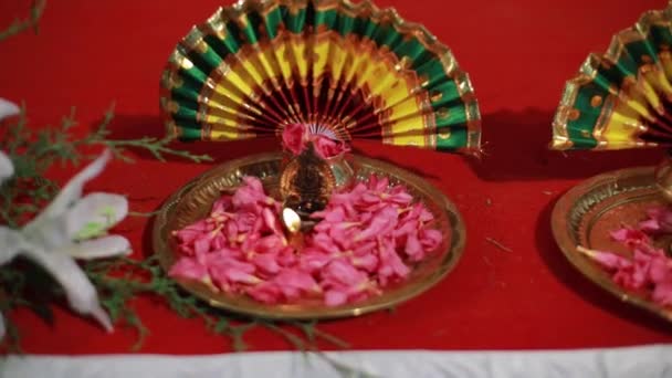 Huwelijksceremonie Traditioneel Indiaas Hindoe Huwelijk Ritueel Met Rode Bloemen Attributen — Stockvideo