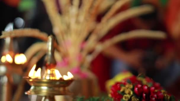 婚礼仪式 具有红花和红花属性的印度传统晚婚仪式 — 图库视频影像