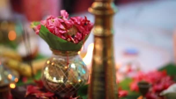 結婚式 赤い花と属性と伝統的なインドのヒンズー教の結婚式 — ストック動画
