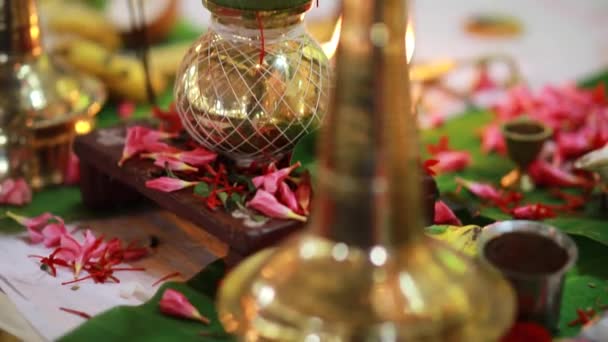 Huwelijksceremonie Traditioneel Indiaas Hindoe Huwelijk Ritueel Met Rode Bloemen Attributen — Stockvideo