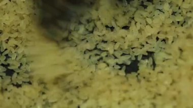 Ariyunda Kerala stili lezzetli akşam yemeği nasıl hazırlanır? Harika bir tadı var. Avalose Podi, Kızarmış pirinç tozu..