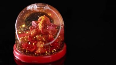 Hindu tanrısı Ganesha, siyah parlak arkaplanda yansımalı çok renkli heykel..