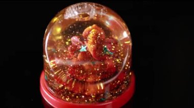 Hindu tanrısı Ganesha, siyah parlak arkaplanda yansımalı çok renkli heykel..