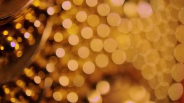 Nettipattam, arka plan için soyut bokeh siyah arkaplanı bulanıklaştırdı, parlayan parlak bokeh dağıldı ve altın ışıltılar arka planda.