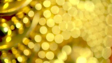 Nettipattam, arka plan için soyut bokeh siyah arkaplanı bulanıklaştırdı, parlayan parlak bokeh dağıldı ve altın ışıltılar arka planda.