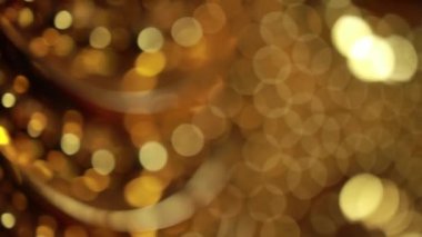 Nettipattam, arka plan için soyut bokeh siyah arkaplanı bulanıklaştırdı, parlayan parlak bokeh dağıldı ve altın ışıltılar arka planda.