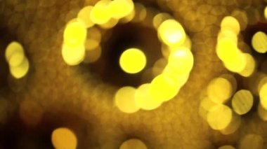 Nettipattam, arka plan için soyut bokeh siyah arkaplanı bulanıklaştırdı, parlayan parlak bokeh dağıldı ve altın ışıltılar arka planda.