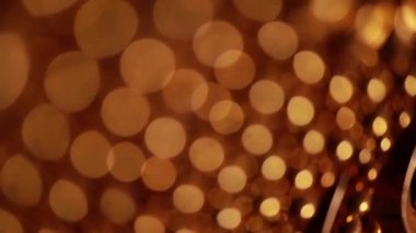 Nettipattam, arka plan için soyut bokeh siyah arkaplanı bulanıklaştırdı, parlayan parlak bokeh dağıldı ve altın ışıltılar arka planda.
