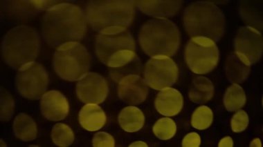 Nettipattam, arka plan için soyut bokeh siyah arkaplanı bulanıklaştırdı, parlayan parlak bokeh dağıldı ve altın ışıltılar arka planda.