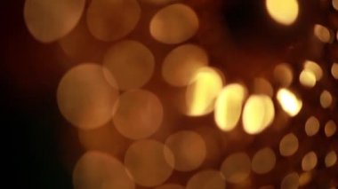 Nettipattam, arka plan için soyut bokeh siyah arkaplanı bulanıklaştırdı, parlayan parlak bokeh dağıldı ve altın ışıltılar arka planda.