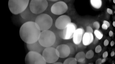 arkaplan için siyah ve beyaz bulanık bokeh siyah arkaplan, parlayan parlak bokeh dağılmış ve parlayan arkaplan.