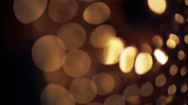 Nettipattam, arka plan için soyut bokeh siyah arkaplanı bulanıklaştırdı, parlayan parlak bokeh dağıldı ve altın ışıltılar arka planda.