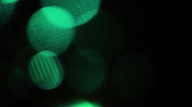 Nettipattam, arka plan için soyut bokeh siyah arkaplanı bulanıklaştırdı, parlayan parlak bokeh dağıldı ve altın ışıltılar arka planda.