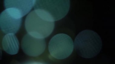 Nettipattam, arka plan için soyut bokeh siyah arkaplanı bulanıklaştırdı, parlayan parlak bokeh dağıldı ve altın ışıltılar arka planda.