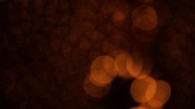 Nettipattam, arka plan için soyut bokeh siyah arkaplanı bulanıklaştırdı, parlayan parlak bokeh dağıldı ve altın ışıltılar arka planda.