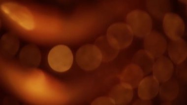 Nettipattam, arka plan için soyut bokeh siyah arkaplanı bulanıklaştırdı, parlayan parlak bokeh dağıldı ve altın ışıltılar arka planda.