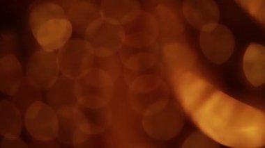 Nettipattam, arka plan için soyut bokeh siyah arkaplanı bulanıklaştırdı, parlayan parlak bokeh dağıldı ve altın ışıltılar arka planda.