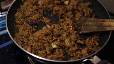 Hint baharatlı biftek kızartması Kerala, Hindistan. garnitürlü ghee pilavı, appam, parotta, puttu, ekmek ve chappathi, Kerala mutfağı, hindistan cevizli bufalo rosto / et biberi kızartması. Hindistan baharat pişirme,