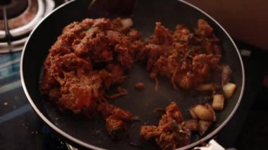 Hint baharatlı biftek kızartması Kerala, Hindistan. garnitürlü ghee pilavı, appam, parotta, puttu, ekmek ve chappathi, Kerala mutfağı, hindistan cevizli bufalo rosto / et biberi kızartması. Hindistan baharat pişirme,