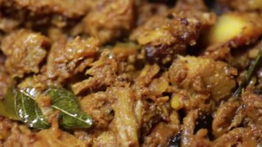 Hint baharatlı biftek kızartması Kerala, Hindistan. garnitürlü ghee pilavı, appam, parotta, puttu, ekmek ve chappathi, Kerala mutfağı, hindistan cevizli bufalo rosto / et biberi kızartması. Hindistan baharat pişirme,