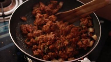 Hint baharatlı biftek kızartması Kerala, Hindistan. garnitürlü ghee pilavı, appam, parotta, puttu, ekmek ve chappathi, Kerala mutfağı, hindistan cevizli bufalo rosto / et biberi kızartması. Hindistan baharat pişirme,