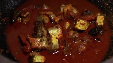 Meen Vattichathu veya Pattichathu, sardalya balığı. Geleneksel sıcak ve baharatlı balık Hint körili kırmızı biberli ve yeşil köri yapraklı. Çok popüler kıyı yemekleri muhallebi ya da pirinç ile yenir.