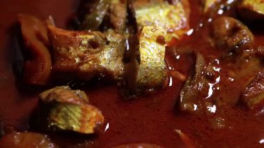 Meen Vattichathu veya Pattichathu, sardalya balığı. Geleneksel sıcak ve baharatlı balık Hint körili kırmızı biberli ve yeşil köri yapraklı. Çok popüler kıyı yemekleri muhallebi ya da pirinç ile yenir.