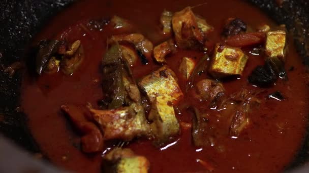 米提哈苏或帕提哈苏 沙丁鱼煮熟 传统的热辣鱼咖哩喀拉拉拉邦与干红辣椒和绿色咖哩叶 很受欢迎的沿海食物 和木薯或米饭一起吃 — 图库视频影像