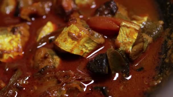 Meen Vattichathu or Pattichathu, sardine fish cooked. Traditional hot and spicy fish curry Kerala India with dried red chilly and green curry leafs. Very popular coastal food eat with tapioca or rice — Stock Footage Meen Vattichathu Pattichathu Sardine Fish Cooked Traditional Hot Spicy Fish Stock Video