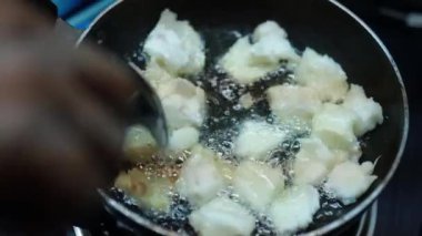 Sıcak yağlı soğan vada, yemek pişirme tavasına yakın görüntüde, Hint yemekleri geleneksel ev yapımı, bazı bölgelere ulli vada deniyor..