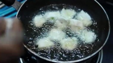 Sıcak yağlı soğan vada, yemek pişirme tavasına yakın görüntüde, Hint yemekleri geleneksel ev yapımı, bazı bölgelere ulli vada deniyor..