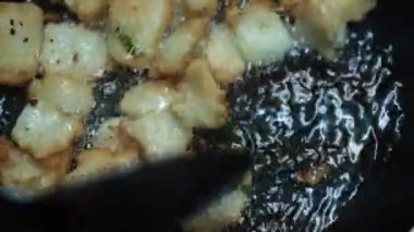 Sıcak yağlı soğan vada, yemek pişirme tavasına yakın görüntüde, Hint yemekleri geleneksel ev yapımı, bazı bölgelere ulli vada deniyor..