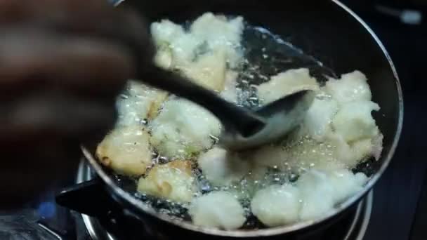 Cebola Vada Com Fervura Óleo Quente Vista Close Panela Cozinha — Vídeo de Stock