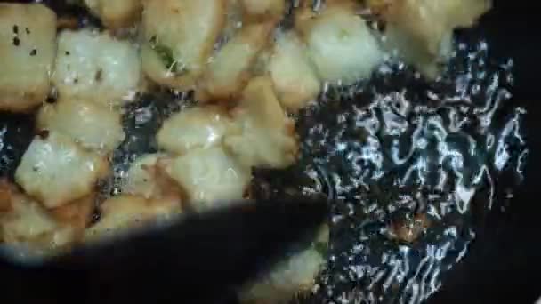 用热油煮沸的洋葱碗在锅子里近景 用传统的家庭方法做印度菜 有的地方叫乌利碗 — 图库视频影像
