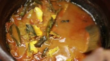 Meen Vattichathu veya Pattichathu, sardalya balığı. Geleneksel sıcak ve baharatlı balık Hint körili kırmızı biberli ve yeşil köri yapraklı. Çok popüler kıyı yemekleri muhallebi ya da pirinç ile yenir.