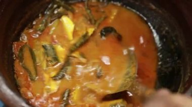 Meen Vattichathu veya Pattichathu, sardalya balığı. Geleneksel sıcak ve baharatlı balık Hint körili kırmızı biberli ve yeşil köri yapraklı. Çok popüler kıyı yemekleri muhallebi ya da pirinç ile yenir.